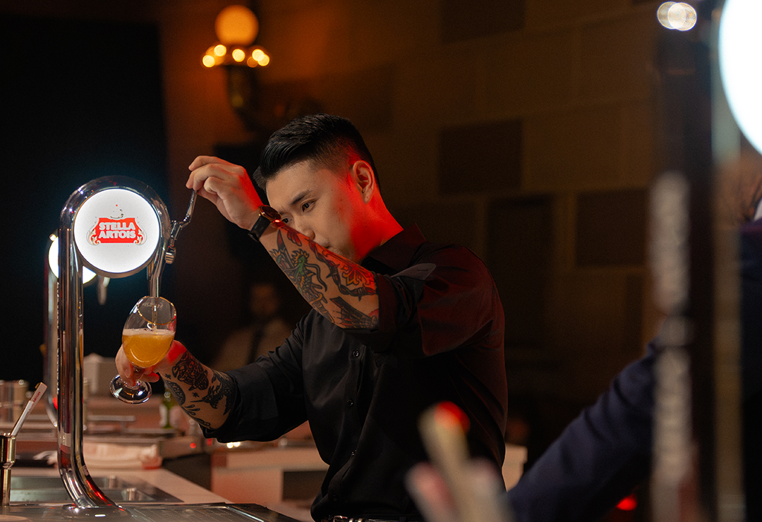 스텔라 아르투아 Let's Do Dinner 생맥주를 따르는 모습 스텔라 아르투아 Let's Do Dinner 행사에서 권성중 쉐프가 챌리스잔에 생맥주를 채우고 있습니다.