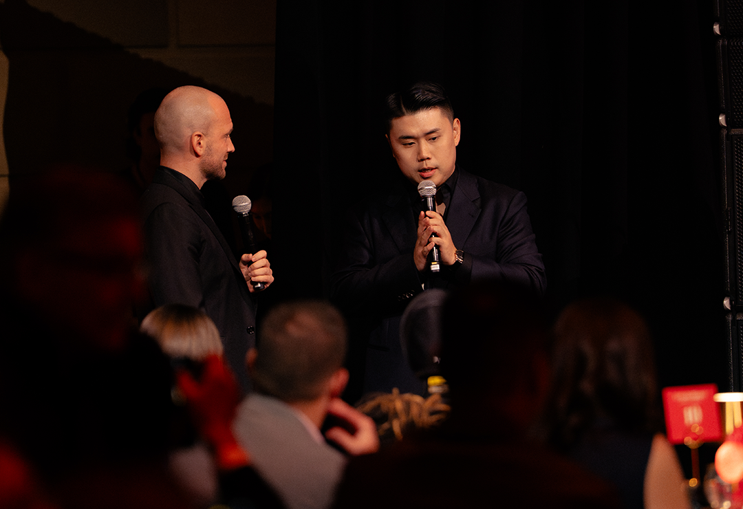 스텔라 아르투아 Let's Do Dinner 행사장에서 인사 중인 권성준 쉐프 스텔라 아르투아 Let's Do Dinnet 행사장에서 마이크 잡고 대화중인 나폴리 맛피아 권성준 쉐프의 모습입니다.