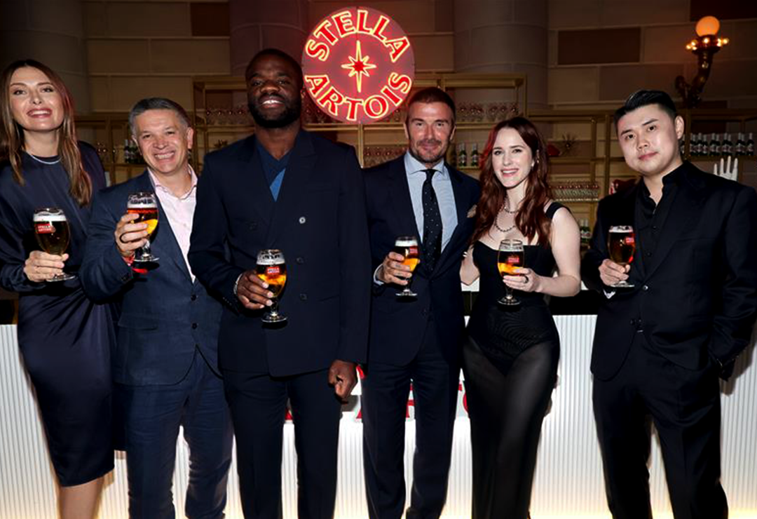 스텔라 아르투아 Let's Do Dinnet 베컴과 권성준 쉐프 스텔라 아르투아 Let's Do Dinner 참여한 베컴과 권성준 쉐프, 인물들이 챌스리 잔에 생맥주를 채운 후 사진을 찍고 있습니다.