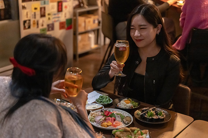 스텔라 아르투아 맥주 서빙 순간 맥주를 서빙하는 장면