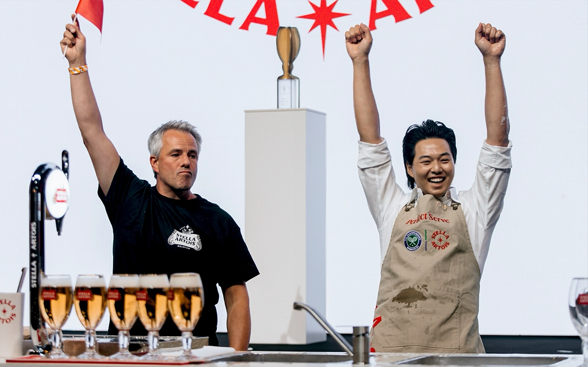 스텔라 아르투아 '2025 퍼펙트 서브 어워즈' 우승한 조영준 한국 대표 스텔라 아르투아 퍼펙트 서브 어워즈에서 드라우트 마스터인 조영준이 승리 포즈를 취하고 있습니다.