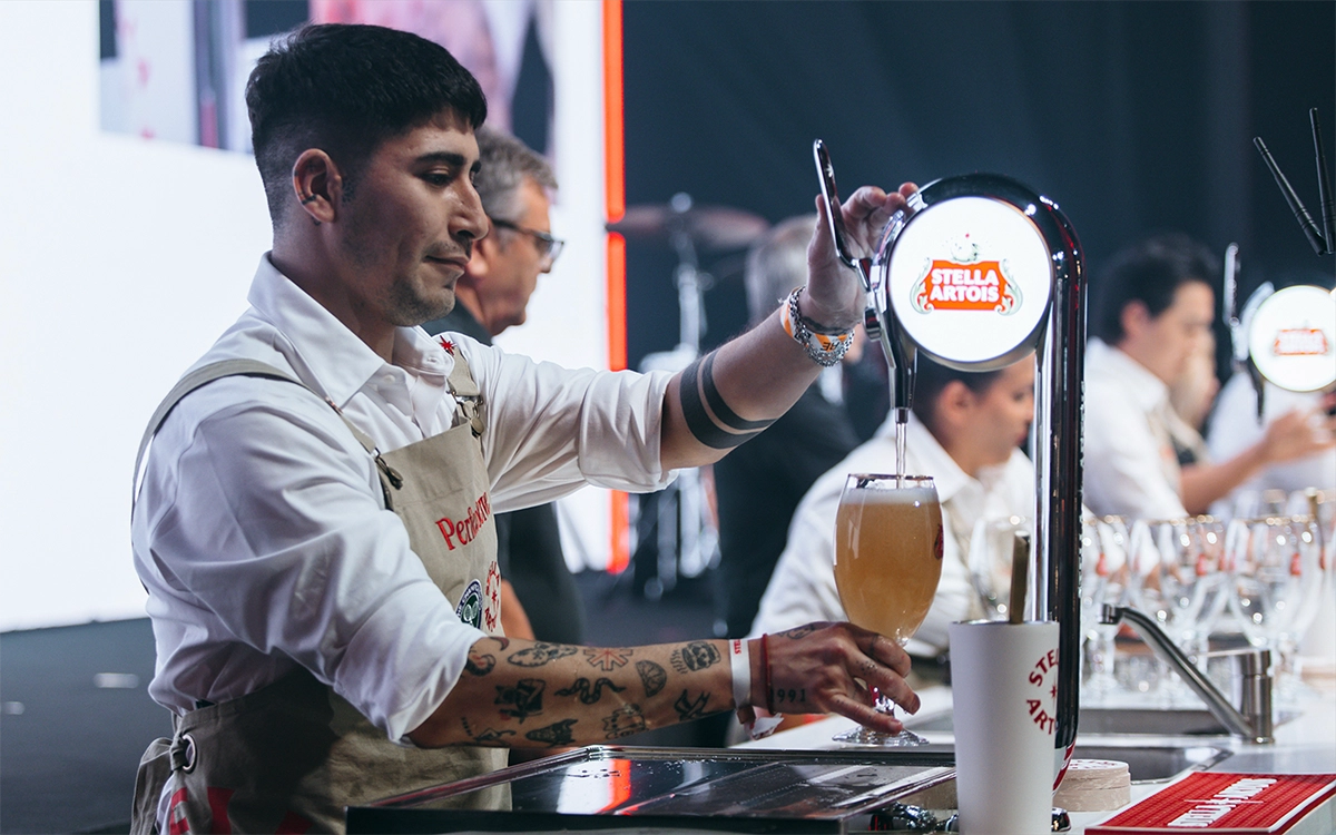 스텔라 아르투아 '2025 퍼펙트 서브 어워즈' 현장 사진 스텔라 아르투아 2025 퍼펙트 서브 어워즈에 현장으로 외국인 대표가 챌리스 잔에 맥주를 따르고 있습니다.