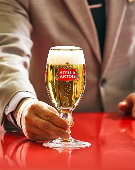 마지막 한 모금까지 시원한 최적의 온도 스텔라 아르투아 2개의 잔에 생맥주가 채워져 있으며 서로 부딪히고 있습니다.